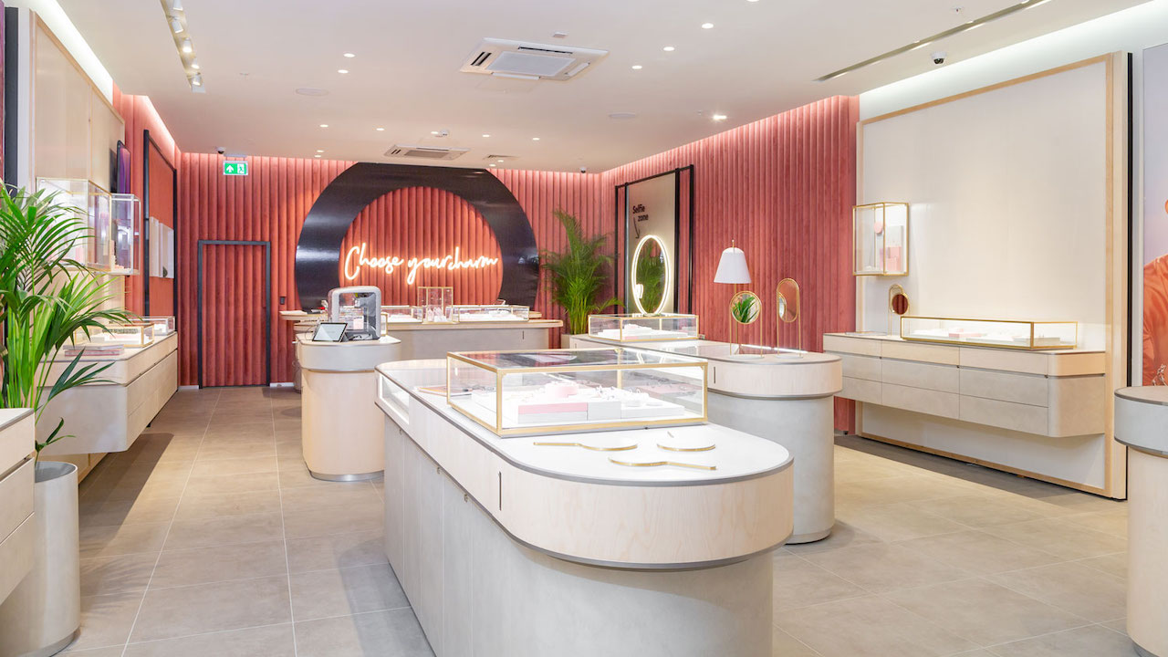 Bygge videre på Reduktion Ubetydelig Jewelry brand Pandora is overhauling U.S. stores to focus on experiences -  Glossy