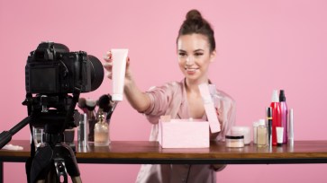 makeup vlogger