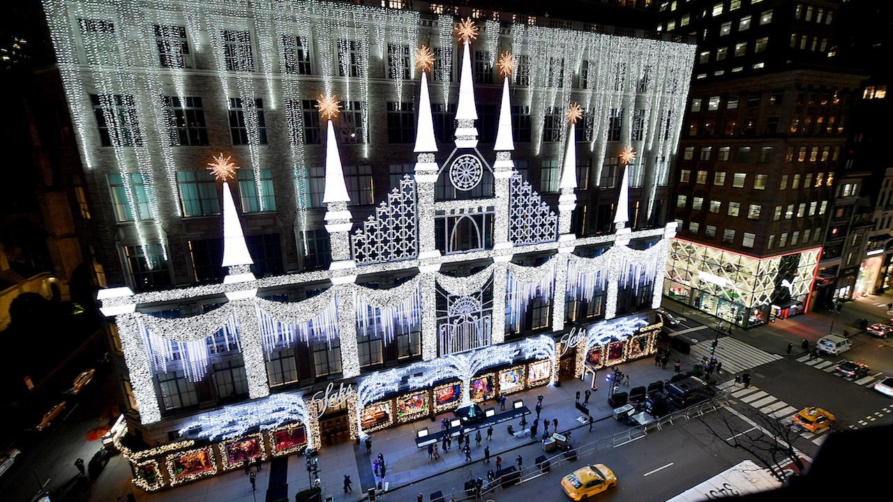 Saks Fifth Avenue chief aims to lure shoppers with 'the new luxury