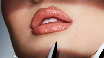The header features a woman's plump lips.