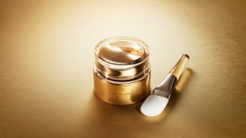 The header image shows a Clé de Peau Beauté product with an applicator.