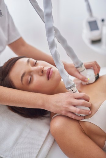 Glossy Pop Newsletter: 'That girl' doesn't just get facials, she gets lymphatic drainage massages (and we know where she goes) 1 Glossy Pop Newsletter: 'That girl' doesn't just get facials, she gets lymphatic drainage massages (and we know where she goes)