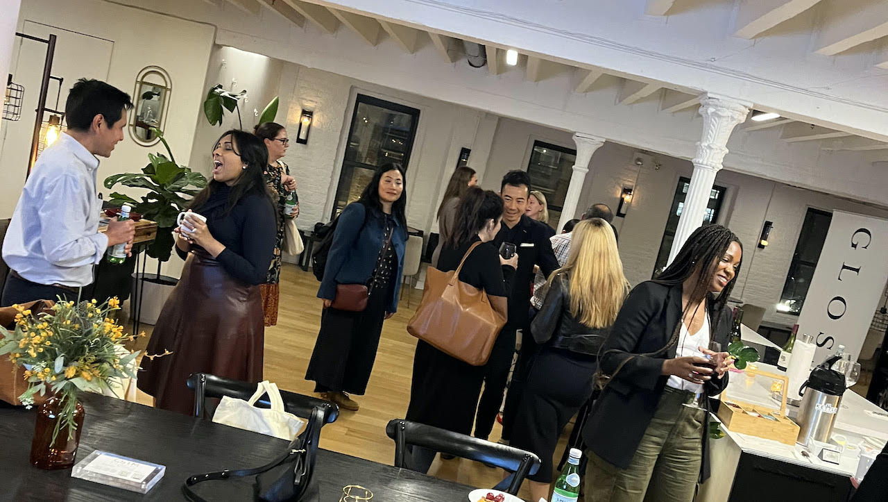 Tư vấn tuyển dụng, chiết khấu và tiếp thị từ Hội nghị bàn tròn điều hành Glossy