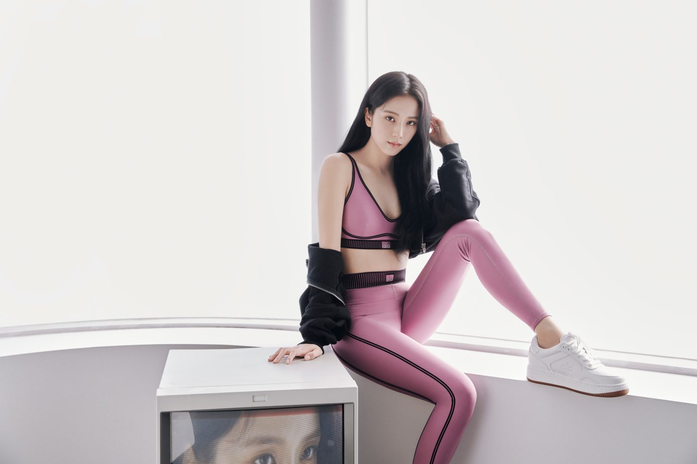 関税・送料込【Alo Yoga】 Accolade Short  BLACKPINK ジス着用 Exclusive: Alo taps Blackpink's Jisoo as its newest